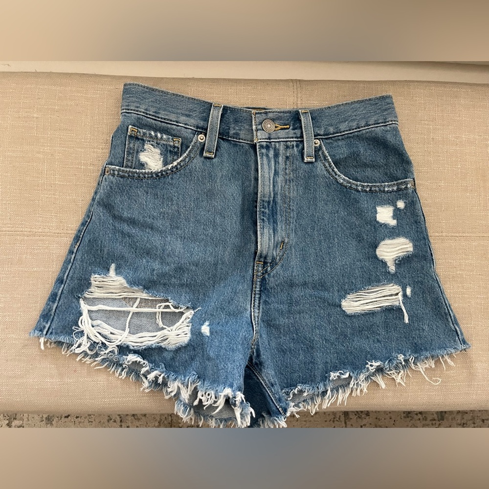 NWOT Levis High Waisted Mom Shorts-Size 25